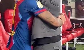 拉菲尼亚称弗里克改变其巴萨生涯，自信助其转型终结者|巴塞罗那|拉菲尼亚·阿尔坎塔拉|数据|足球|夺冠_新浪新闻