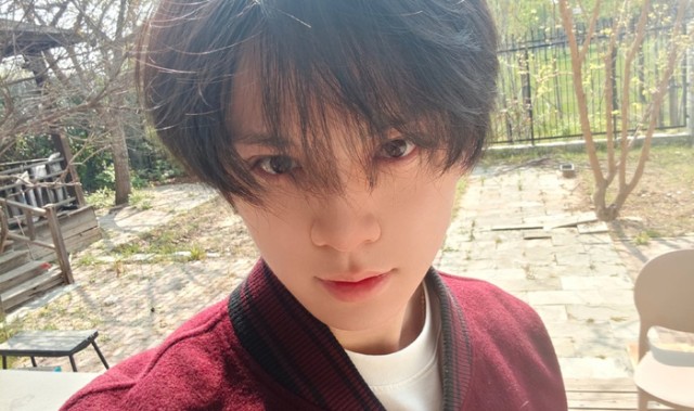 B体育-左航红色棒球服造型亮相，少年感十足|会好|天气|演唱会现场_新浪新闻